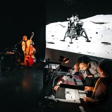 Robert Nippoldt: Paper Moon / Foto: © Dominic Sehak Robert Nippoldt: Paper Moon
